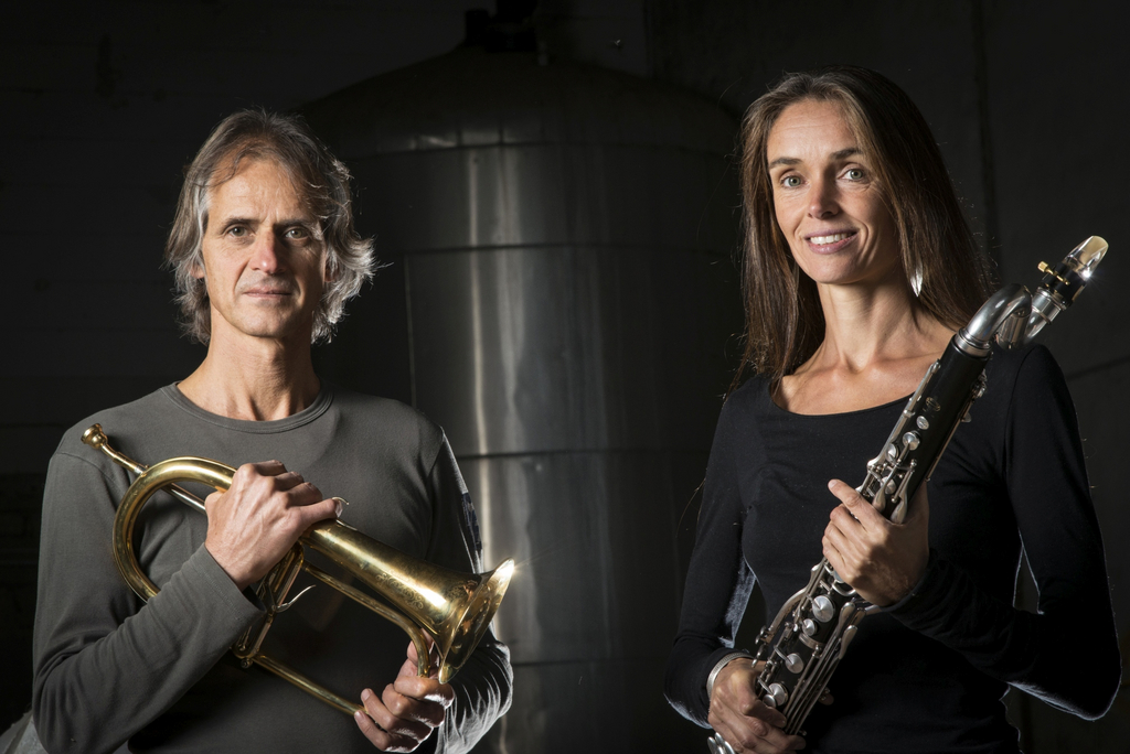 An der Kolvenburg bereitet das Duo Markus Stockhausen und Tara Bouman den Auftakt der Sommerkonzerte (Aufnahme: Jürgen Bindrim).