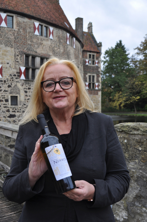 Christine Sörries hat den passenden Wein ausgewählt (Aufnahme: Kreis Coesfeld, Markus Kleymann).