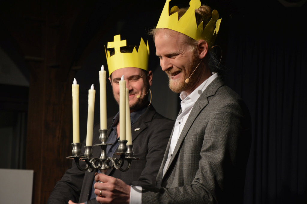 Die beiden Zauberer Jan Logemann (vorne) und Lorenz Schär präsentieren und moderieren wieder die Internationale Zaubergala (Aufnahme: Kreis Coesfeld, Markus Kleymann).