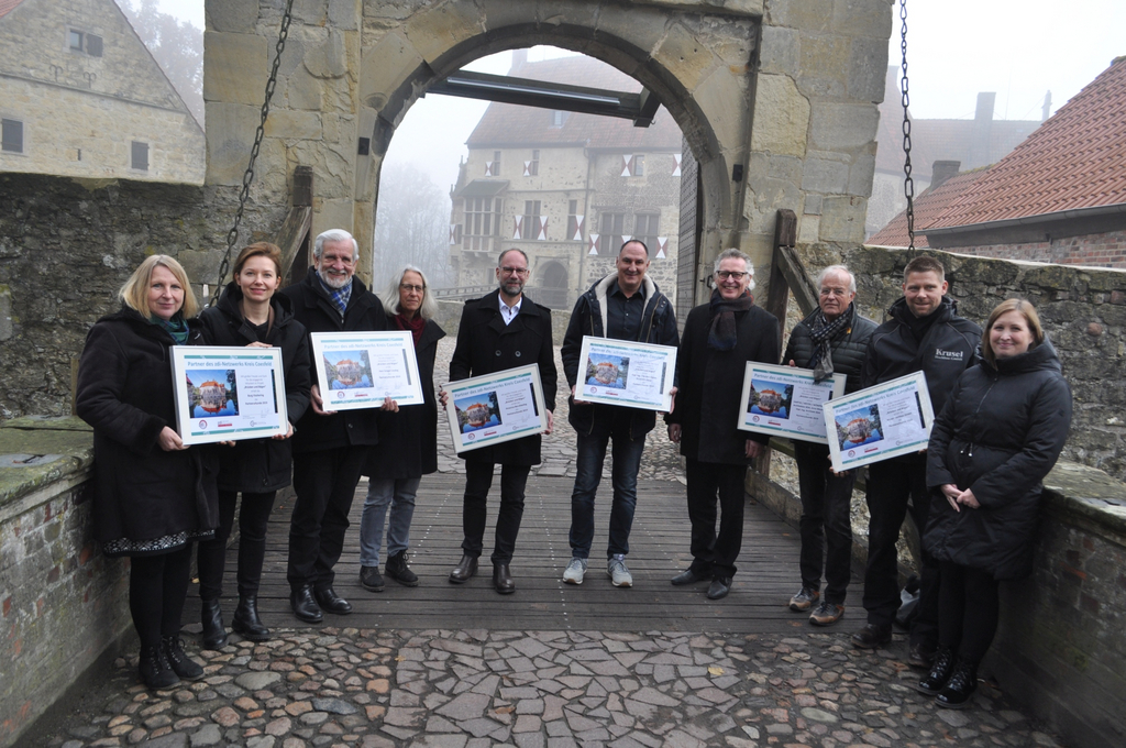 Die Beteiligten des Projektes „Brücken und Bögen“ auf Burg Vischering (Aufnahme: Kreis Coesfeld, Markus Kleymann)