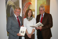 Landrat Konrad Püning, Kreisarchivarin Ursula König-Heuer und Prof. Dr. Bernd Walter (rechts) stellen das Buch vor
