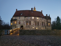 Die abendliche Burg Vischering (Bildquelle: Kreis Coesfeld, Norma Sukup)